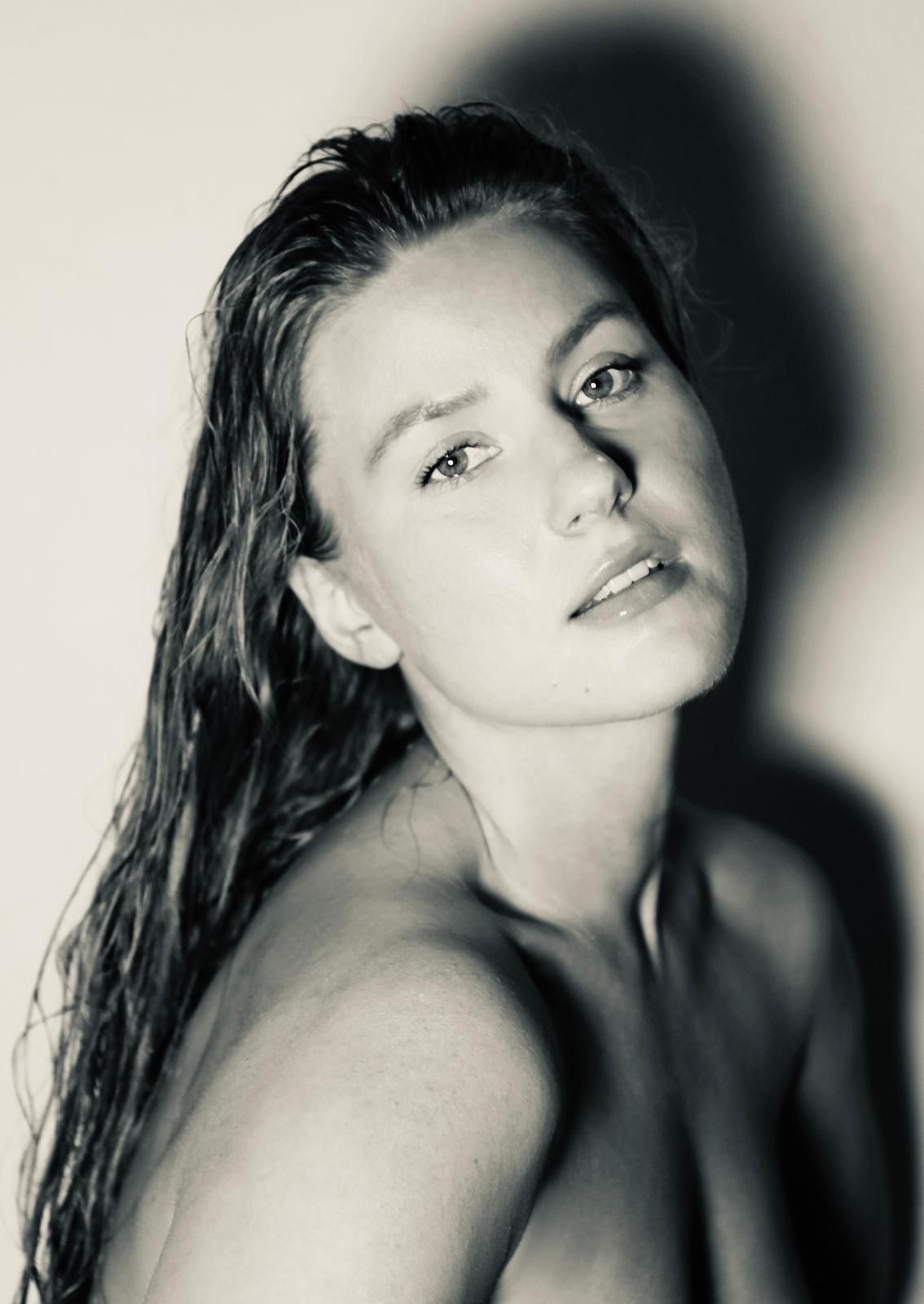 Kristin Kalnapenk portrait by Evelyn Mikomägi